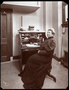 Porträt einer unbekannten Frau an einem Schreibtisch in einem Büro in New York, 1904